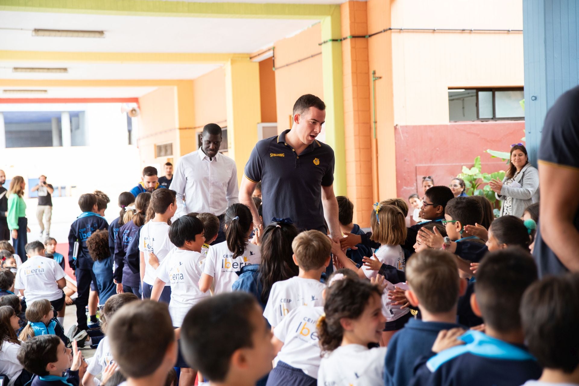 El Granca saca sonrisas a los más pequeños en el CEIP Iberia
