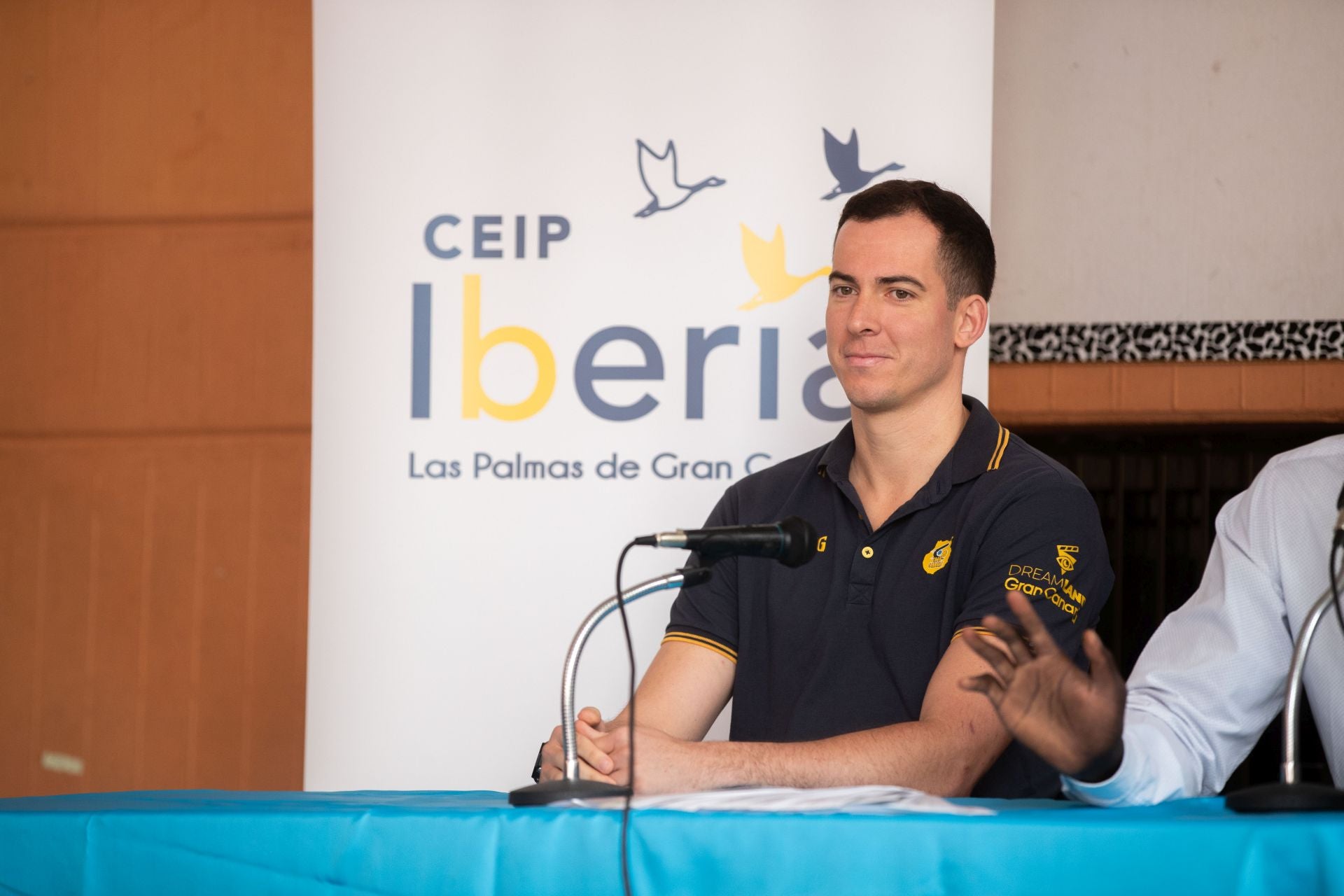 El Granca saca sonrisas a los más pequeños en el CEIP Iberia