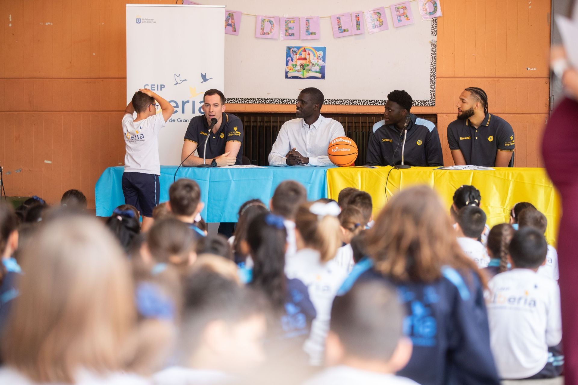 El Granca saca sonrisas a los más pequeños en el CEIP Iberia
