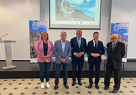 Un momento de la presentación de esta nueva edición. De izq. a dcha., Elena Álamo, edil de Cultura de San Bartolomé de Tirajana, Marco Aurelio Pérez, alcalde, Lluís Serra, rector de la ULPGC, Teodoro Sosa, consejero de Presidencia del Cabildo y Guillermo Morales, director de la Universidad de Verano de Maspalomas.