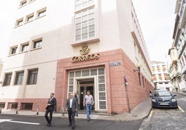 Responsables del Cabildo visitaron este martes las plantas alquiladas en la sede de Correos.