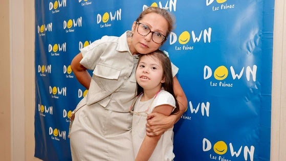 Carolina Buriticá junto a su hija Victoria en la sede de la Asociación Síndrome de Down Las Palmas.