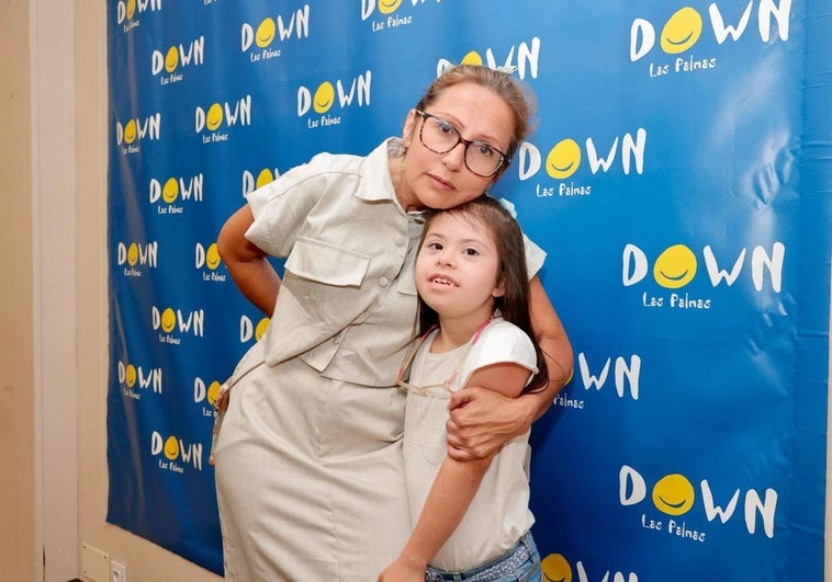 Carolina Buriticá junto a su hija Victoria en la sede de la Asociación Síndrome de Down Las Palmas.