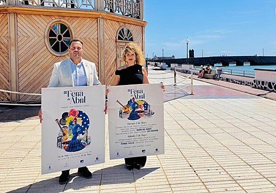 Yonathan de León y Eli Merino, con carteles de la Feria de Abril en Arrecife.
