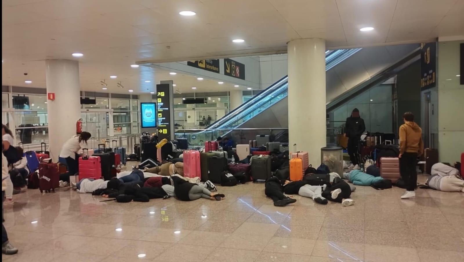 El grupo de menores del IES José Arencibia Gil pasó la noche durmiendo en el suelo del aeropuerto de El Prat, en Barcelona.