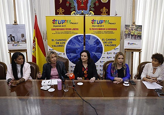 La vicedecana del Colegio de Abogados de Madrid (ICAM), Wynna Zavy (i-d), y las jueces especializadas en menores Isabel Winkens, Concepción Rodríguez, Reyes Martel y Eva Saavedra dan una rueda de prensa durante una jornada organizada por el Colegio de Abogados de Madrid sobre la justicia juvenil en España.