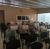Protesta ayer en el pleno contra el CETA en Aguatona.