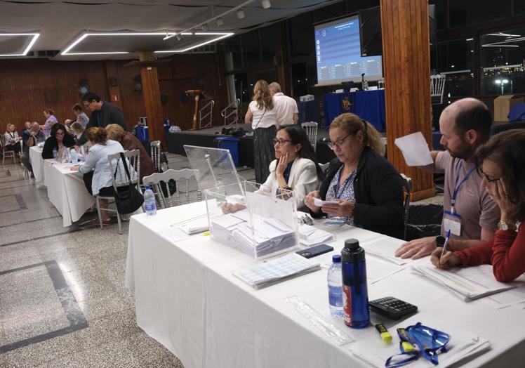 Un momento del recuento de los votos, anoche.