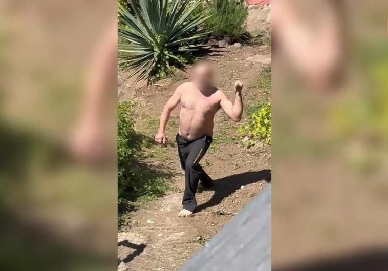 Momento en el que el implicado amenazaba a los efectivos de la Guardia Civil.