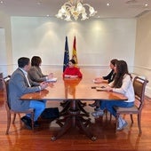 Imagen de archivo de una reunión entre Candelaria Delgado y Sira Rego con sus respectivos equipos.