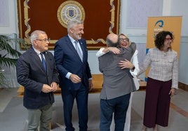 Roberto Moreno abraza a María del Pino Alonso al lado del rector LLuís Serra, Inmaculada González y Jesús León Lima.