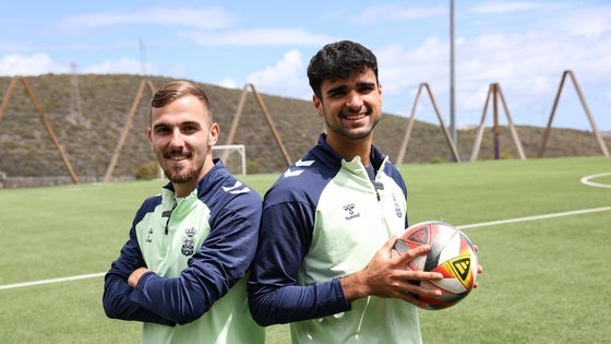 Brian Velázquez y Jose Ángel sonríen en la Ciudad Deportiva.