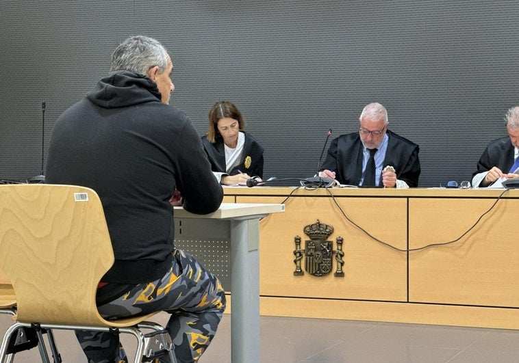 Ezequiel Santos García, de espaldas durante la celebración del juicio.