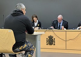 Ezequiel Santos García, de espaldas durante la celebración del juicio.