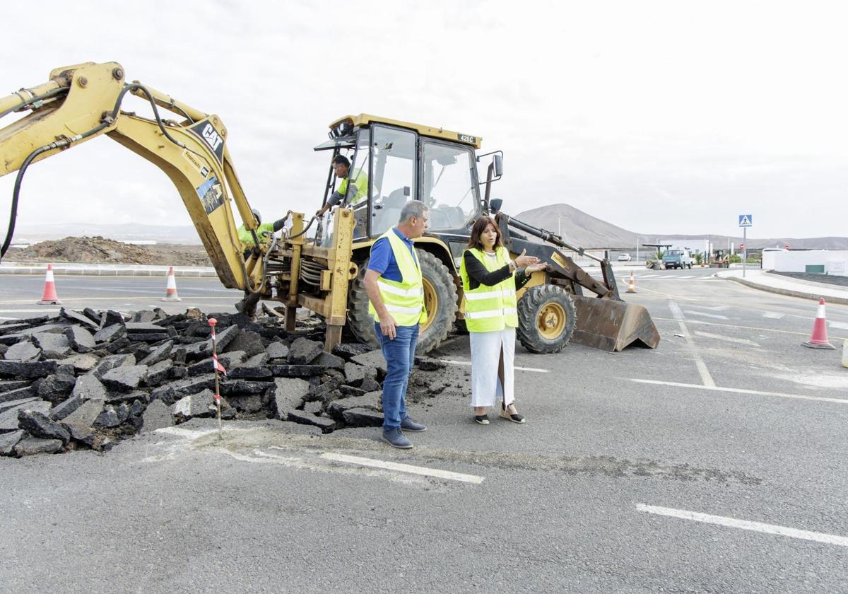 Eugenio Robayna y Olivia Duque, supervisando las obras en marcha.