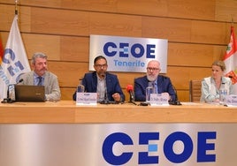José Miguel González (2i) y Pedro Alfonso ayer en rueda de prensa.