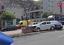 Imagen de dos de los coches subidos en la mediana.
