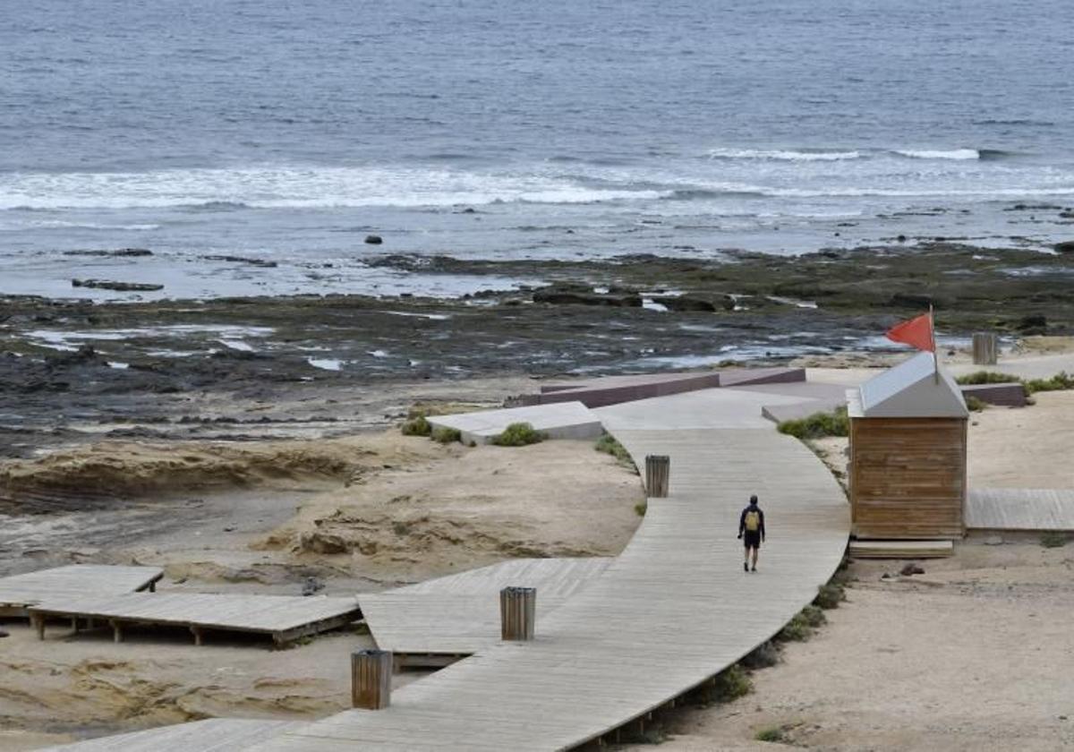 Imagen de archivo de la playa del Confital con bandera roja.