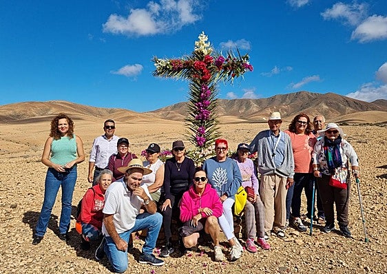 La alcaldesa Candi Umpiérrez, la edil Noelia García y el concejal Jonathan Peña, en una delas cruces de descanso de Tuineje, con los mayores.