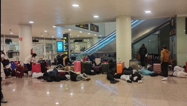 El grupo de menores del IES José Arencibia Gil pasó la noche del lunes durmiendo en el suelo del aeropuerto de El Prat, en Barcelona.