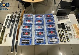 Las drogas y demás elementos incautados por las autoridades.