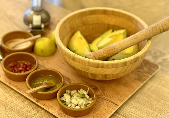 Todo preparado para preparar guacamole en la mesa