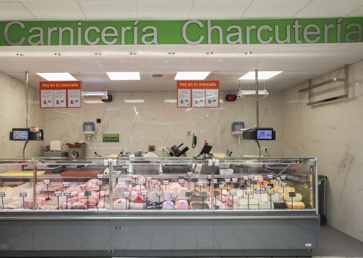 Imagen secundaria 1 - 1.- Cuenta con 326 metros cuadrados de sala de ventas y una plantilla de 20 empleados. 2.- La cadena ha invertido 675.000 euros en la renovación de este establecimiento.