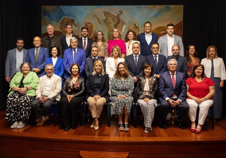 Elizabeth Hernández y su sucesor al frente del SCS (en el centro) con los miembros de la Junta Directiva entrante y saliente.