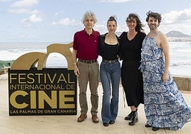 El jurado con la actriz de Celina Biurrun, una de las protagonistas de 'Llueve sobre Babel'.