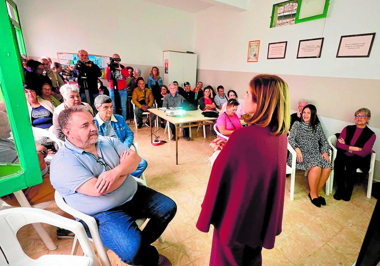 Explicación del proyecto a los vecinos y vecinas de Hoya de La Plata.