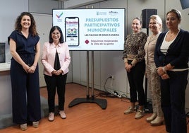 La alcaldesa Darias y la concejala González presentaron los presupuestos participativos junto al equipo técnico.