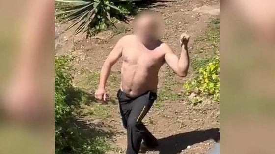 Momento de la amenaza física entre el implicado y los agentes de la Guardia Civil.