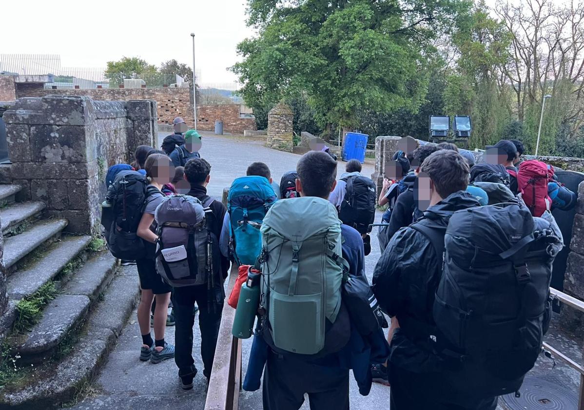Imagen principal - Los alumnos del IES Santa Brígida, la directora del centro y el resto de docentes en el Camino de Santiago durante el apagón