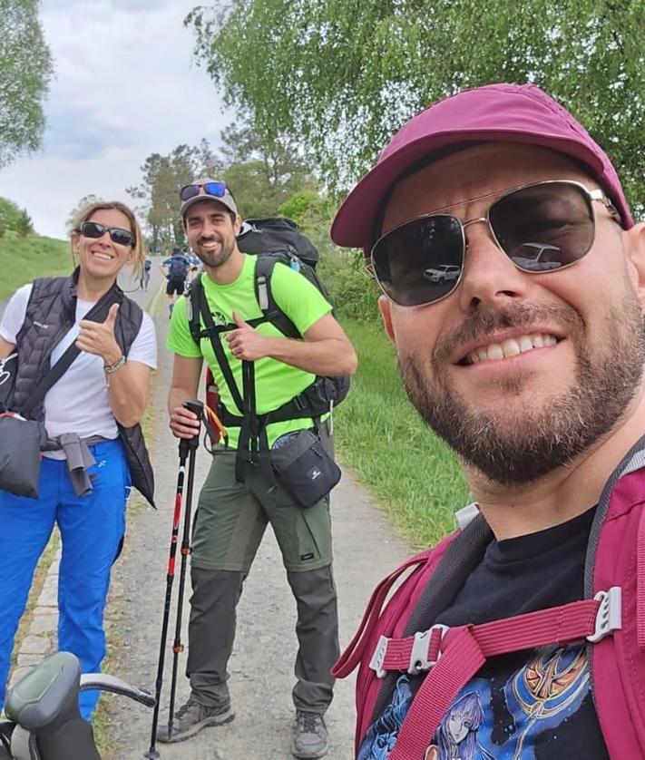 Imagen secundaria 2 - Los alumnos del IES Santa Brígida, la directora del centro y el resto de docentes en el Camino de Santiago durante el apagón
