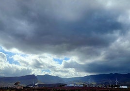 La nubosidad en general, con probables lluvias débiles y temperaturas máximas en ascenso con viento ligero.