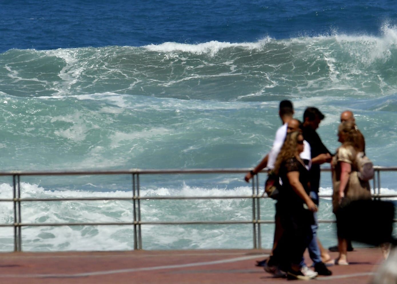 El fuerte oleaje sorprende a los bañistas en Las Canteras