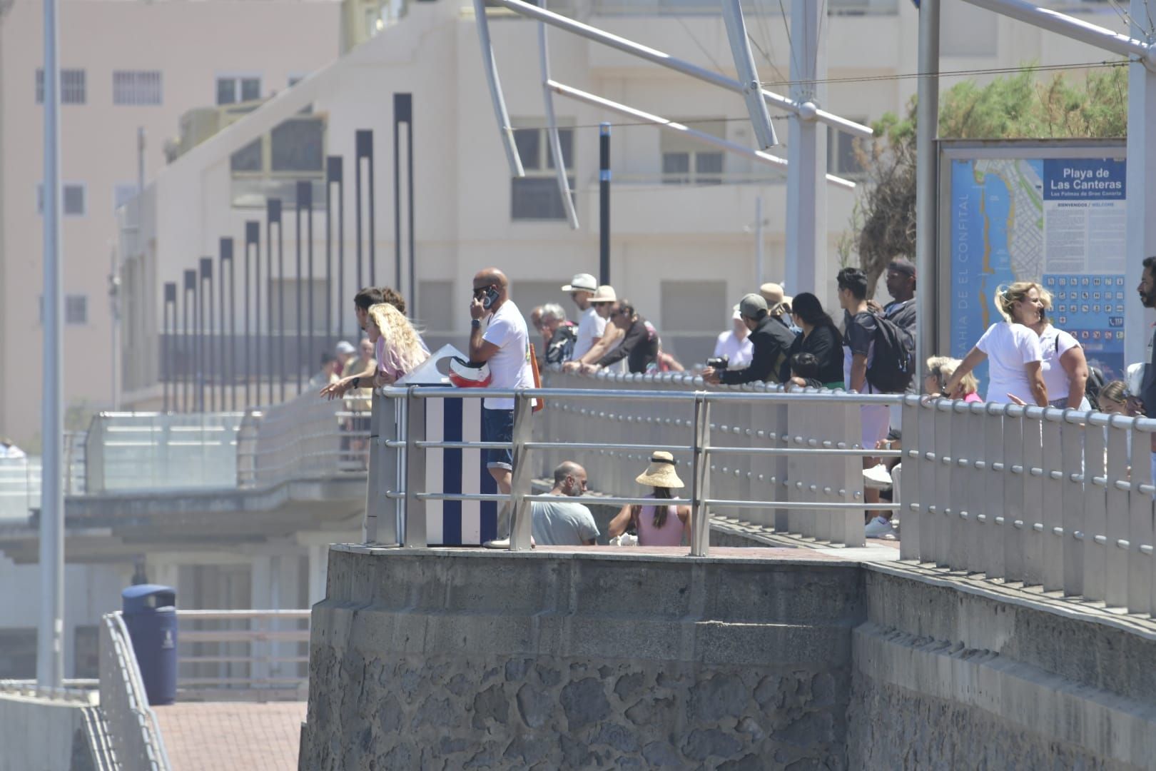 El fuerte oleaje sorprende a los bañistas en Las Canteras