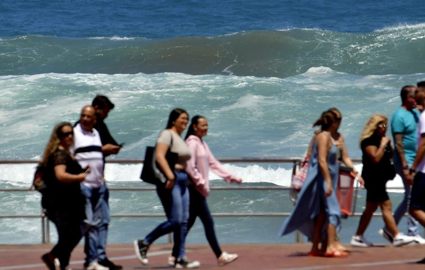 El fuerte oleaje sorprende a los bañistas en Las Canteras