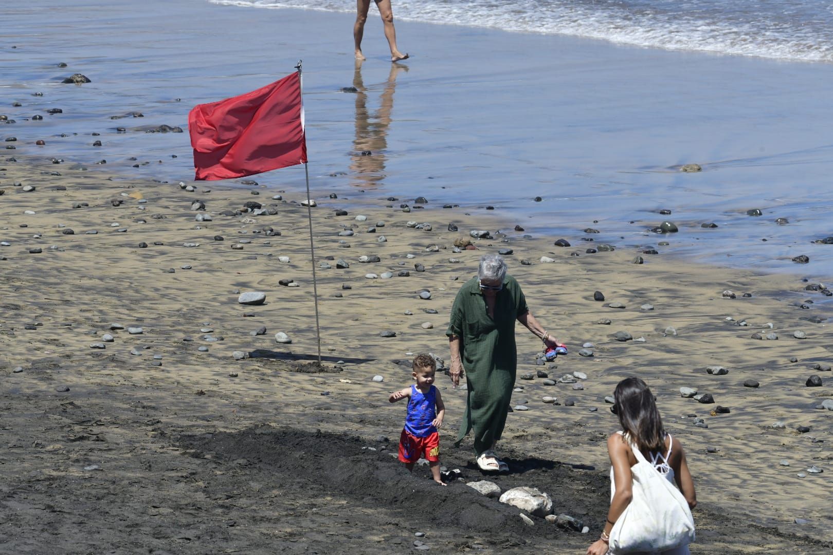 El fuerte oleaje sorprende a los bañistas en Las Canteras