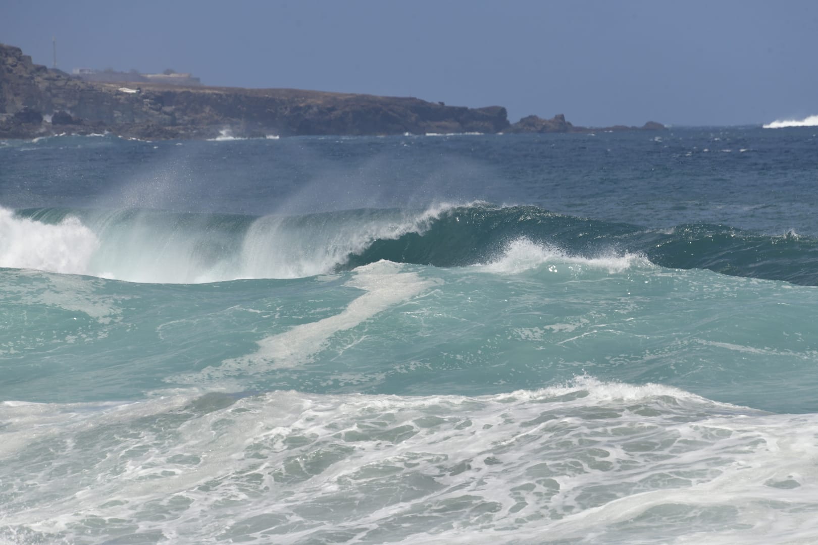El fuerte oleaje sorprende a los bañistas en Las Canteras