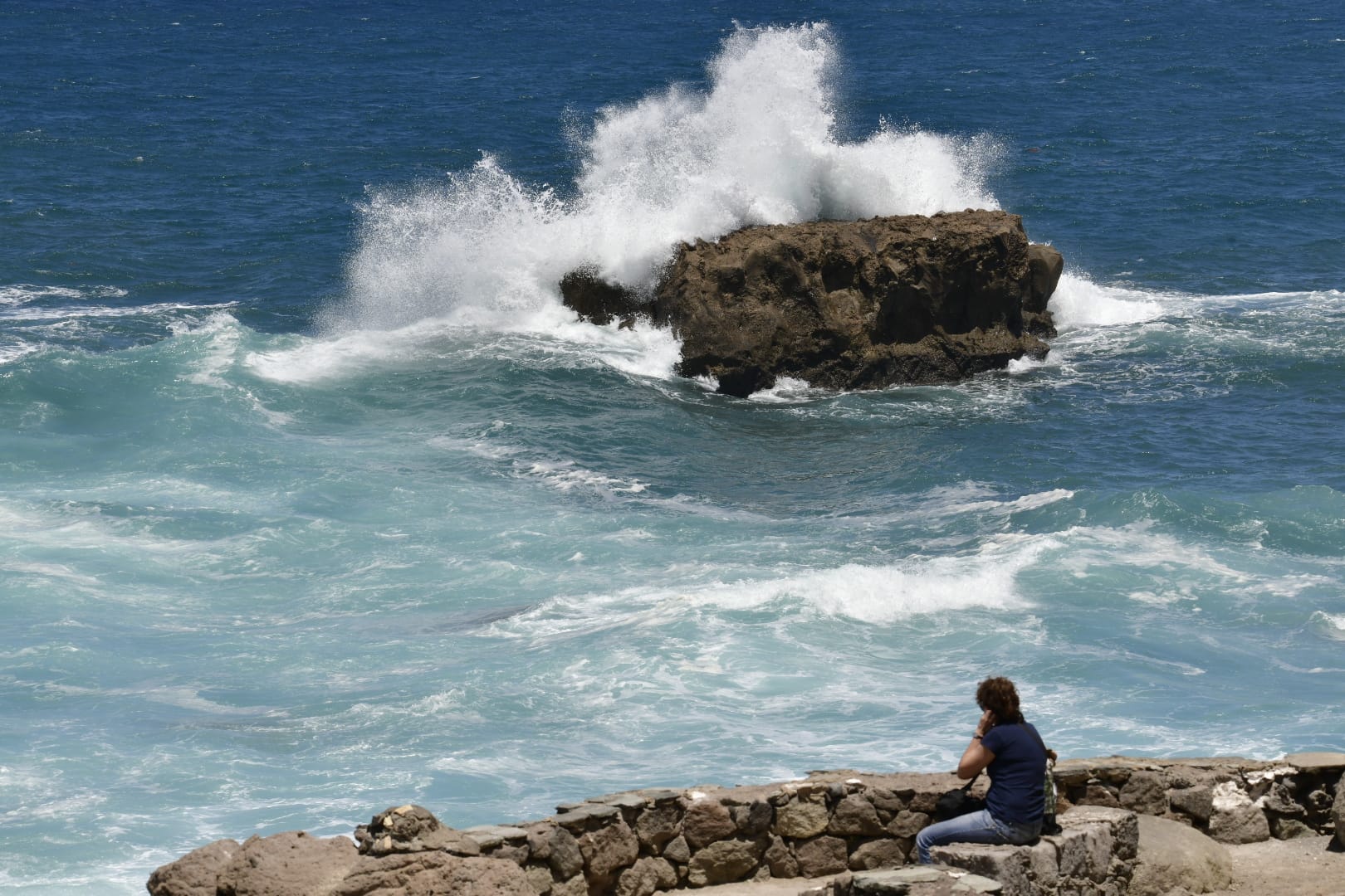 El fuerte oleaje sorprende a los bañistas en Las Canteras