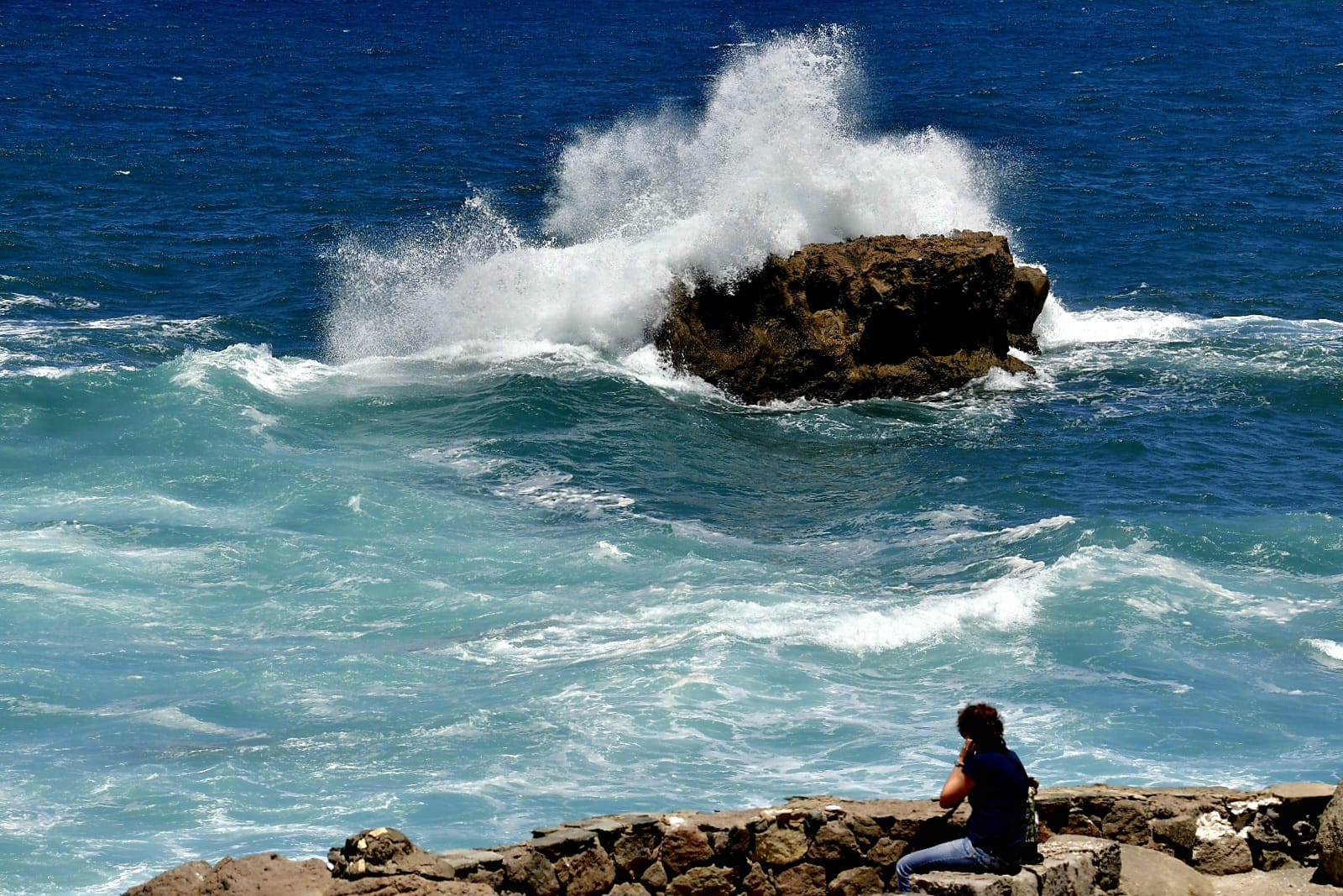 El fuerte oleaje sorprende a los bañistas en Las Canteras