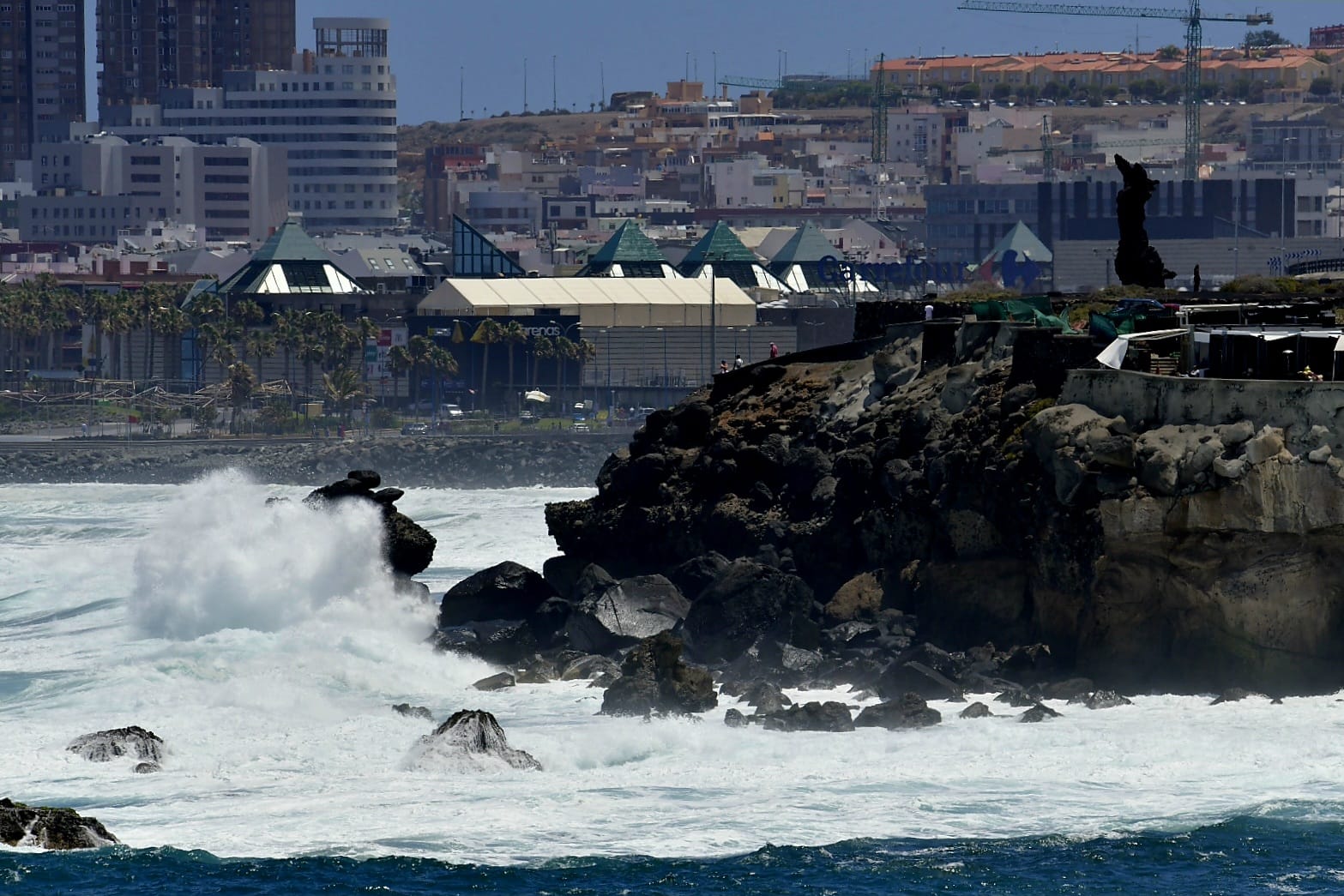 El fuerte oleaje sorprende a los bañistas en Las Canteras
