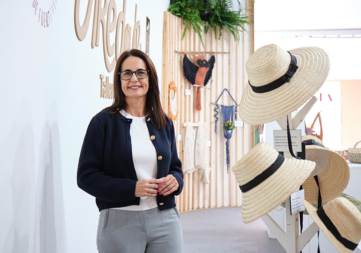 Lolina Negrín Pérez, responsable insular de Artesanía, entre otras áreas, en el expositor del Cabildo majorero en la 36ª Feria de Artesanía en Antigua.