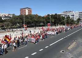 Las calles de Canarias tuvieron este Primero de Mayo cerca de un millar de trabajadores reclamando mejoras salariales.