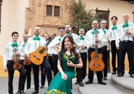 Fabiola Trujillo, en una imagen promocional junto a los músicos que la acompañan en directo.