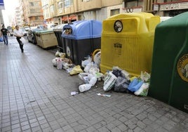 Contenedores de selectiva desbordados en Las Palmas de Gran Canaria, en una imagen de archivo.