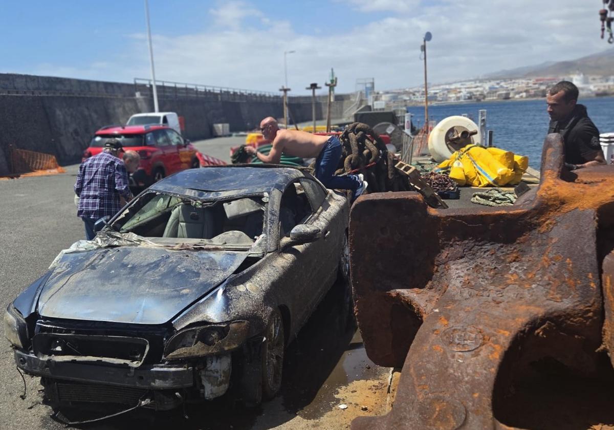 Recuperan el coche que la riada arrastró al mar en Salinetas dos meses después