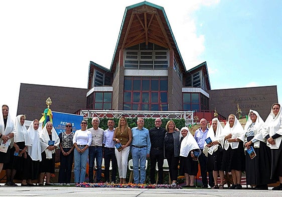 Foto de familia con todos los que participaron en el acto de presentación de las fiestas.