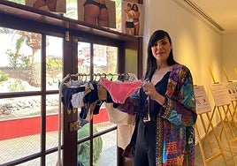 Silvia Matos muestra prendas de su línea de bañadores adaptados para personas trans.